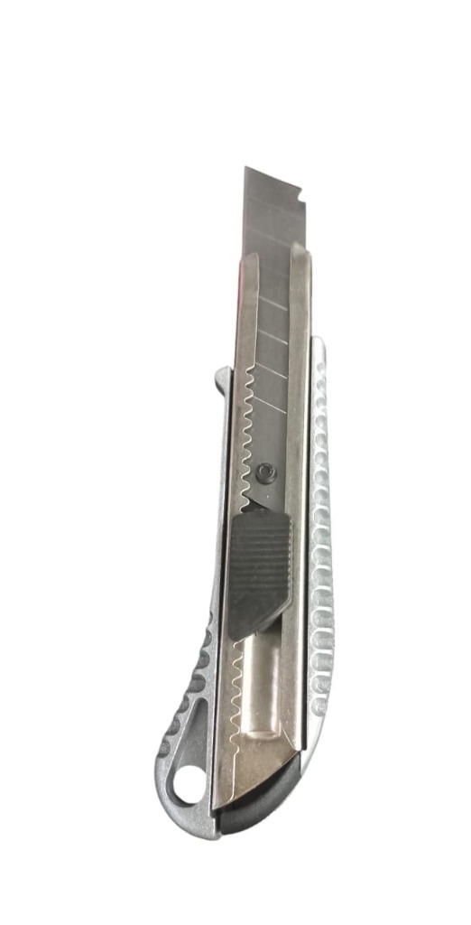 CUTTER 18MM METAL  C/GUIA SKYCOLOR.